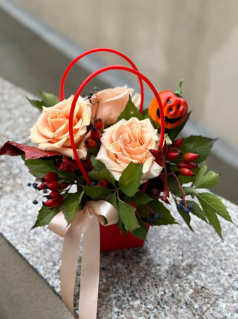 Halloween - Aranjament floral de toamnă cu trandafiri crem și măceșe în cutie roșie  Rodyolla