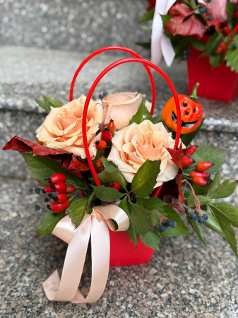 Aranjament floral de toamnă cu trandafiri crem și măceșe în cutie roșie  Rodyolla [1]