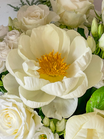 Aranjament floral special alb cu bujori, trandafiri si lisianthus [1]