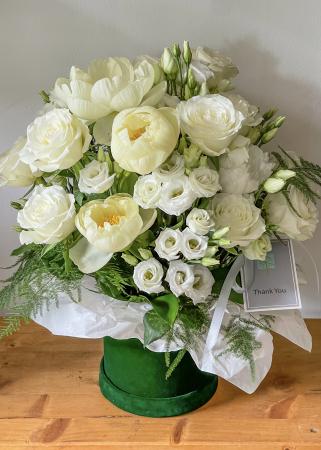 Aranjament floral special alb cu bujori, trandafiri si lisianthus [2]