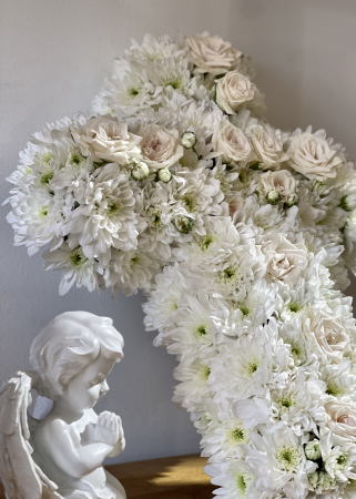 Aranjament funerar Cruce din crizanteme si trandafiri [4]