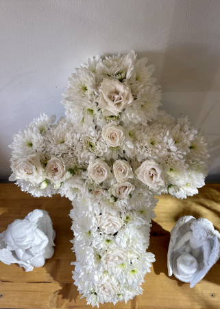 Aranjament funerar Cruce din crizanteme si trandafiri [3]