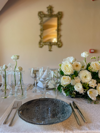 Aranjament floral de nunta alb, din liliac, ranunculus, lalele si trandafiri [2]