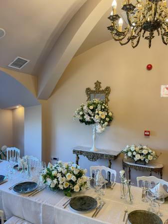 Aranjament floral de nunta alb, din liliac, ranunculus, lalele si trandafiri [3]