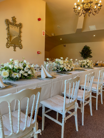 Aranjament floral de nunta alb, din liliac, ranunculus, lalele si trandafiri [1]