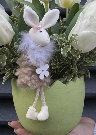 Aranjament floral de Paste cu lalele albe in vas ceramic in forma de ou [1]