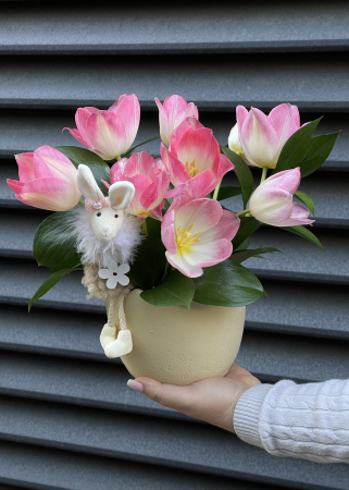 Paste - Aranjament floral de Paste cu lalele roz in vas ceramic in forma de ou