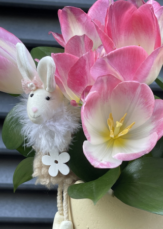 Aranjament floral de Paste cu lalele roz in vas ceramic in forma de ou [3]