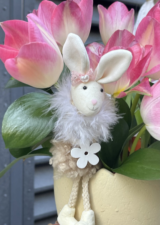 Aranjament floral de Paste cu lalele roz in vas ceramic in forma de ou [1]