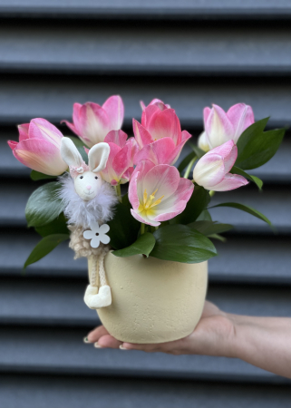 Aranjament floral de Paste cu lalele roz in vas ceramic in forma de ou [2]