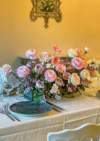 Evenimente - Aranjament floral pastel din ranunculus, liliac, garoafe, trandafiri memory, gerbera