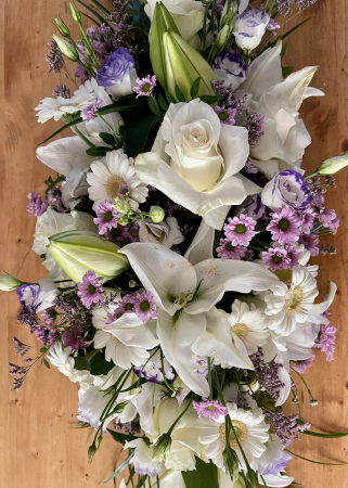 Funerare - Aranjament funerar colorat cu crini, lisianthus, gerbera, trandafiri, crizanteme