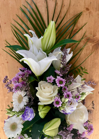 Aranjament funerar colorat cu crini, lisianthus, gerbera, trandafiri, crizanteme [1]