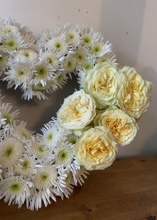 Funerare - Aranjament funerar in forma de inima din crizanteme albe si trandafiri galbeni.