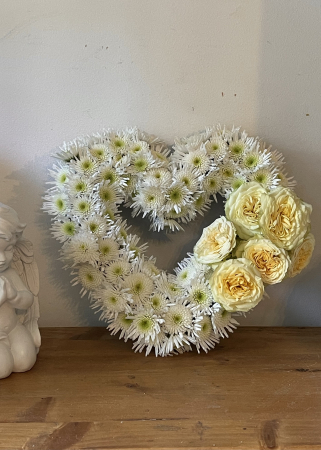 Aranjament funerar in forma de inima din crizanteme albe si trandafiri galbeni. [2]