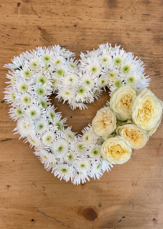 Aranjament funerar in forma de inima din crizanteme albe si trandafiri galbeni. [4]