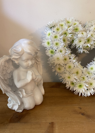 Aranjament funerar in forma de inima din crizanteme albe si trandafiri galbeni. [5]