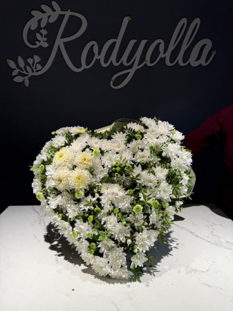 Aranjament funerar in forma de inima din crizanteme albe si trandafiri galbeni. [7]
