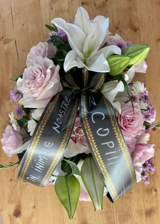 Funerare - Aranjament floral funerar colorat, din crini, garoafe, gerbera, trandafiri si crizanteme.