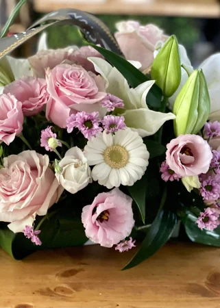 Aranjament floral funerar colorat, din crini, garoafe, gerbera, trandafiri si crizanteme. [2]