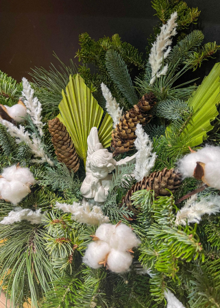 Aranjament funerar "Un inger se inalta", aranjament funerar cu inger alb, aranjament funerar cu brad, conuri si flori cotton [2]