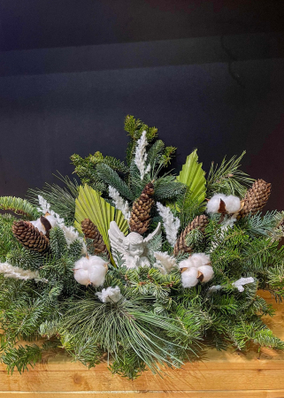 Funerare - Aranjament funerar "Un inger se inalta", aranjament funerar cu inger alb, aranjament funerar cu brad, conuri si flori cotton