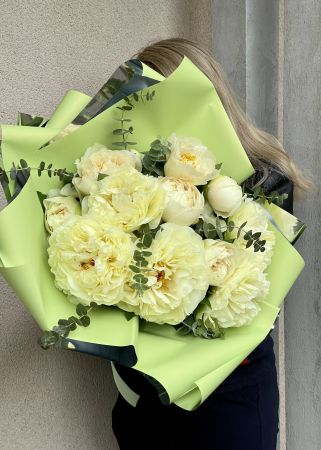 Buchet bujori crem romanesti si eucalipt