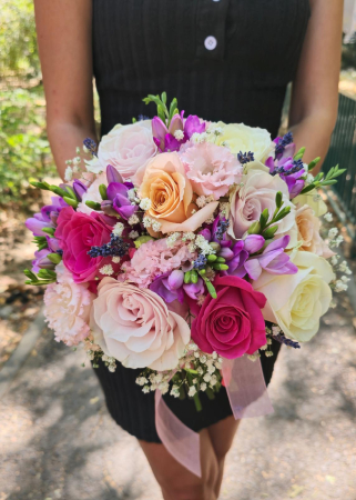 Buchet colorat cu trandafiri, lisianthus și frezii [1]