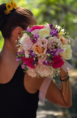 Buchete mireasa & nasa - Buchet colorat cu trandafiri, lisianthus și frezii