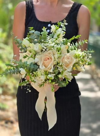 Evenimente - Buchet crem cu trandafiri, frezii și lisianthus