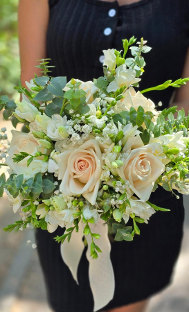 Buchet crem cu trandafiri, frezii și lisianthus [1]