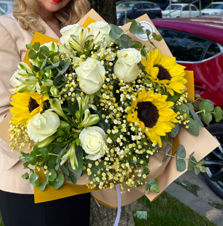 Buchet cu floarea-soarelui și trandafiri albi | Rodyolla [1]