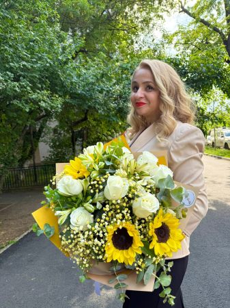 Buchete - Buchet cu floarea-soarelui și trandafiri albi | Rodyolla
