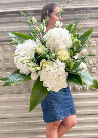 Pentru mine - Buchet cu hortensii in ambalaj natural