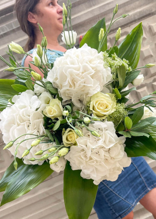 Buchet cu hortensii in ambalaj natural [1]