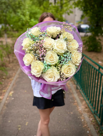 Pentru mine - Buchet cu Trandafiri Albi și Gypsophila Curcubeu