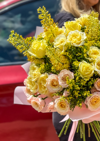 Buchet cu trandafiri galbeni si roz piersica [1]