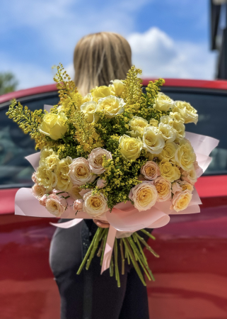 Buchet cu trandafiri galbeni si roz piersica [3]