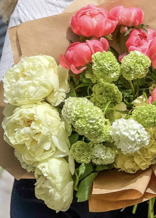 Premium - Buchet de bujori crem si corai