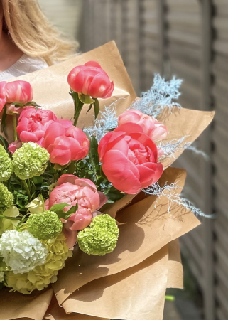 Buchet de bujori crem si corai [1]