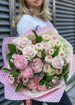 Premium - Buchet de flori All Pink din trandafiri si ranunculus roz