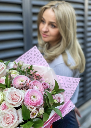 Buchet de flori All Pink din trandafiri si ranunculus roz [2]