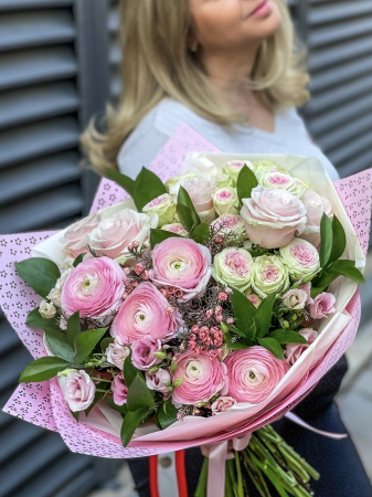 Buchet de flori All Pink din trandafiri si ranunculus roz [3]