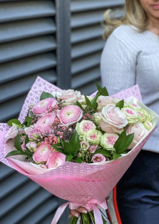 Buchet de flori All Pink din trandafiri si ranunculus roz [5]