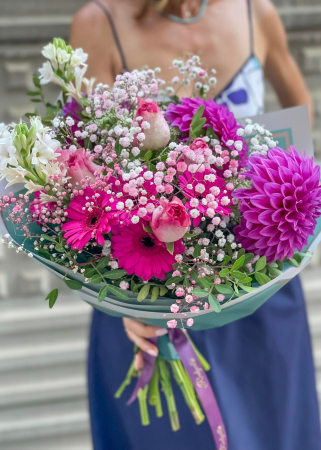 Pentru mine - buchet colorat fucsia din dahlii, gerbere, trandafiri, tuberoze si gipsophila