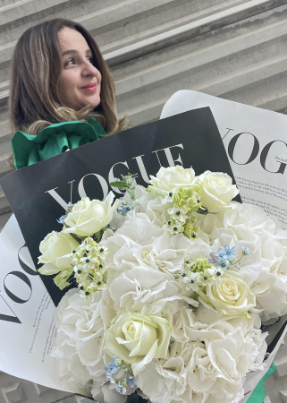 Paste - buchet de flori din hortensii, trandafiri si oxypetalum