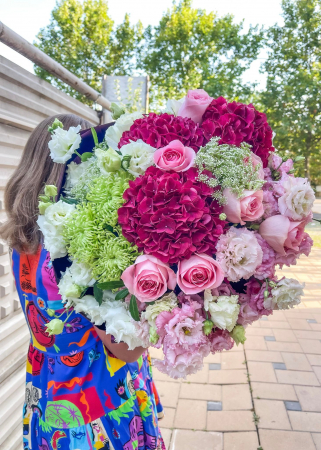 Pentru mine - buchet urias de luxe colorat din hortensie, crizanteme verzi, lisianthus si trandafiri