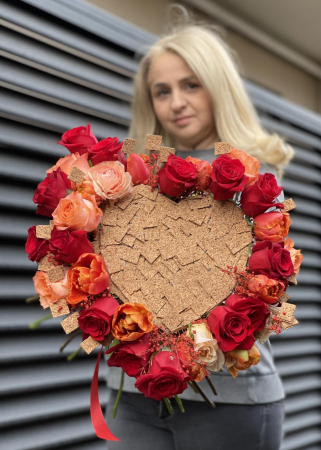 Martisor - Buchet de flori pe structura de pluta in forma de inima
