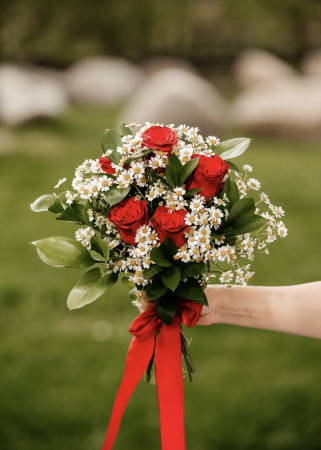 Evenimente - Buchet de mireasa cu trandafiri rosii musetel si ruscus