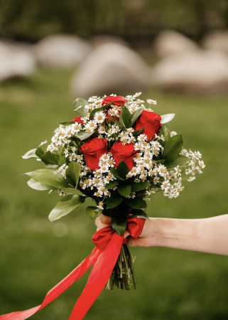 Buchet de mireasa cu trandafiri rosii musetel si ruscus [2]